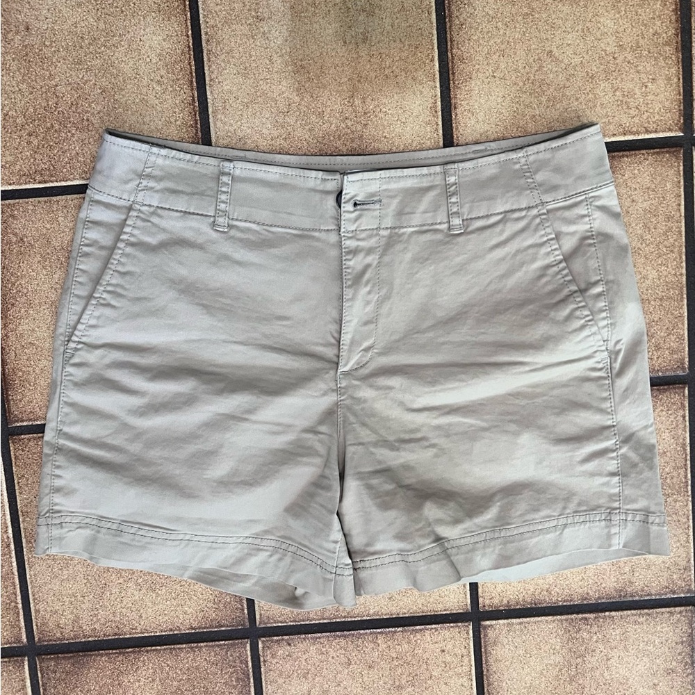 GAP Women's 5 inch Khaki Shorts